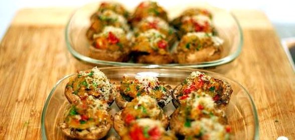 Грибы, фаршированные вялеными помидорами