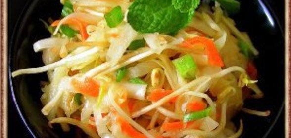 Салат с квашеной капусты с проростками сои
