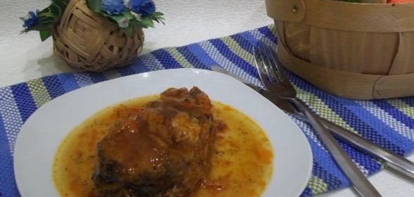 Бифштекс из баранины с начинкой из хлеба, лука и персиков