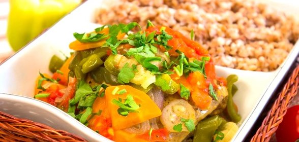 Курица с овощами, тушенная в фольге