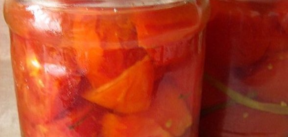 Маринованные дольки помидор с луком и чесноком