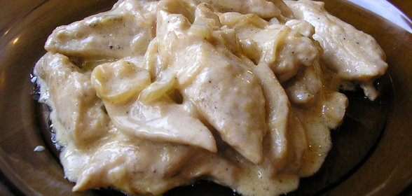 Куриные грудки в луково-сырном соусе