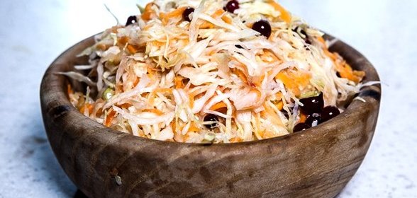 Квашеная капуста с клюквой