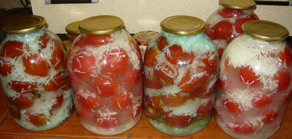 Помидоры с чесноком (в снегу)