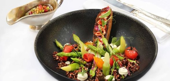 Зеленая спаржа по-арлезьенски с киноа и оливками