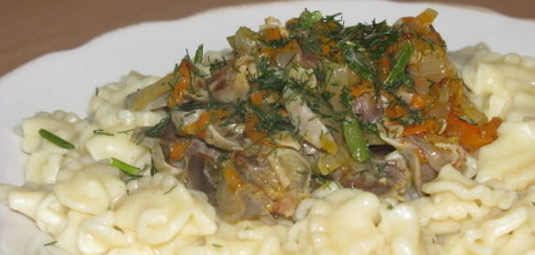 Куриные желудки, тушенные с овощами