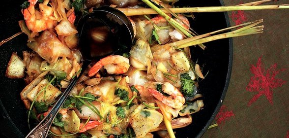 Капуста с креветками и лимонной травой