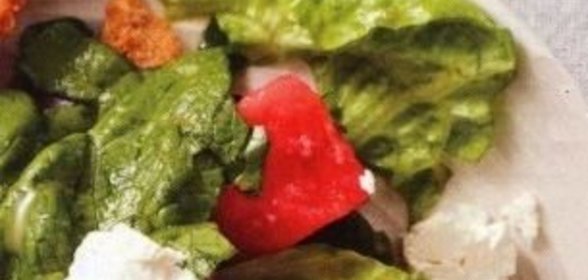 Арбузный салат с помидорами, луком и сыром