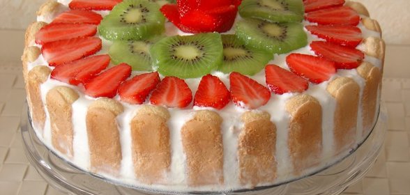 Торт мороженное с печеньем Савоярди и ягодами