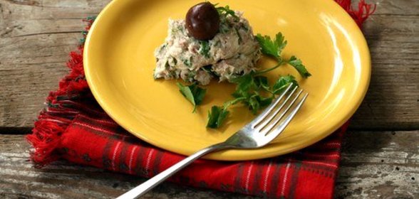 Салат с консервированным лососем, оливками и каперсами