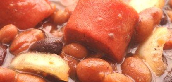 Традиционный кубинский суп из черной фасоли