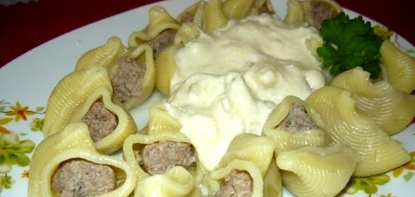 Фаршированные ракушки под сливочным соусом