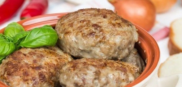 Котлеты из говядины с сыром, базиликом и каперсами