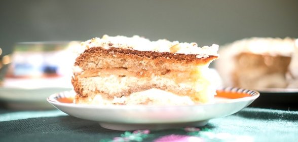 Бисквитный торт с домашней пастилой