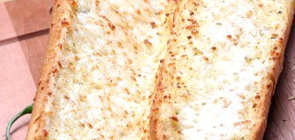 Чесночный хлеб со сливочным маслом