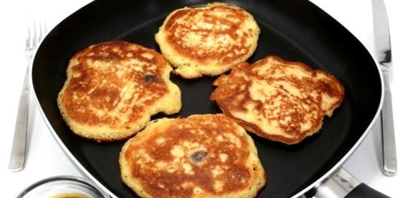 Оладьи манные на меду с вареньем