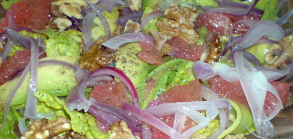 Салат из авокадо и грейпфрута под ореховым маслом