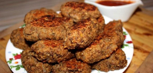 Котлеты из чечевицы и кус-куса с томатным соусом