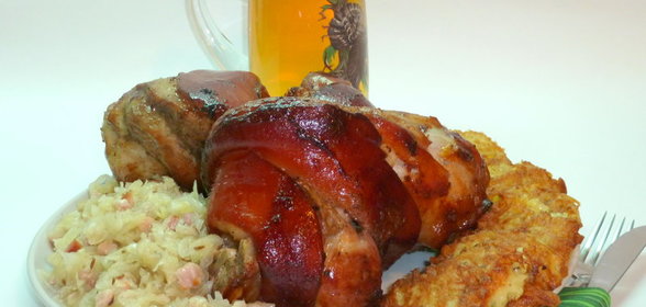 Запеченная рулька с капустой и брамбораками ( Vepřové koleno se zelím na českých a bramborakami )