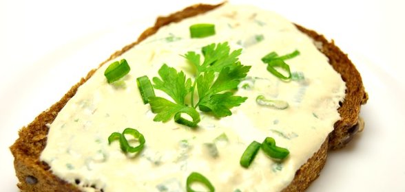 Закуска с творогом и копченой рыбой