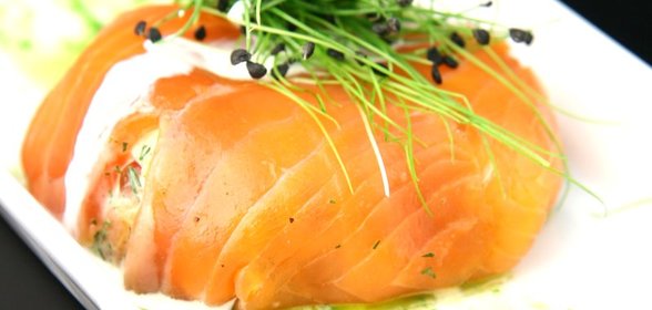 Мешочек с лососем с красной икрой и огурцом