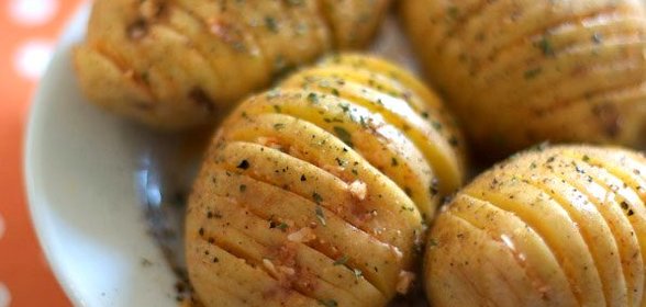 Печеный картофель с розмарином и оливковым маслом