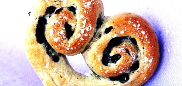 Булочки в форме сердечек с корицей и джемом