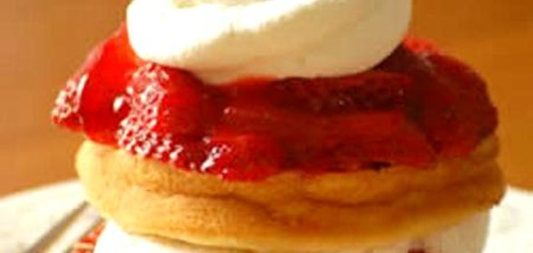 Простой клубничный пирог со сливками