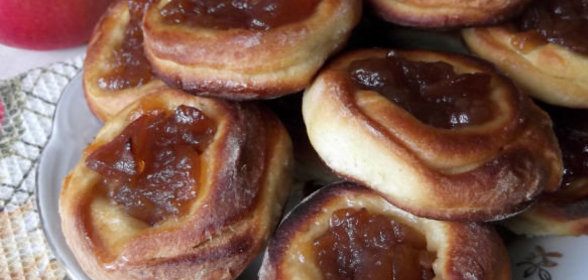 Булочки с яблочным повидлом и корицей