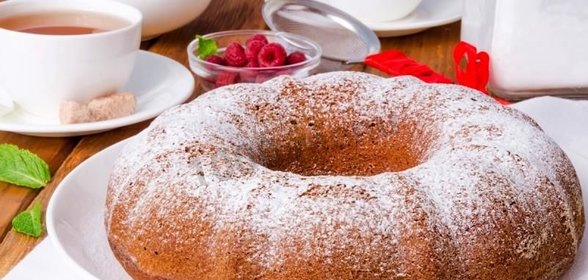 Коврижка на кефире с вареньем