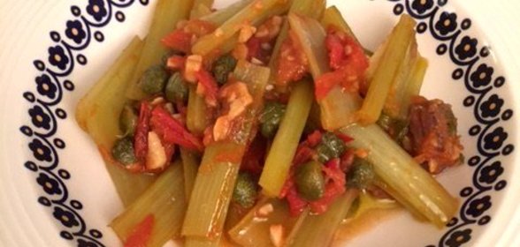 Цикорий, тушеный с помидорами и чесноком