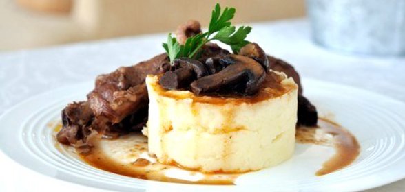 Картофельное пюре с голубым сыром и соусом из грибов с карамелизованным луком