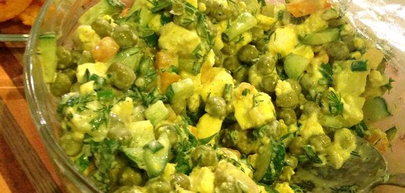 Вегетарианский оливье с жареным адыгейским сыром