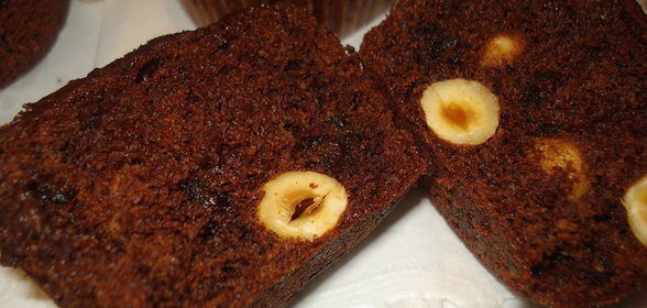 Шоколадные кексы с орехами и черносливом
