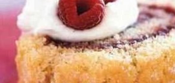 Миндальный рулет с малиновой начинкой