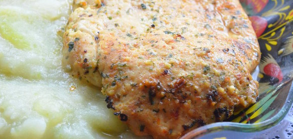 Пюре из картофеля и репы с куриной грудкой