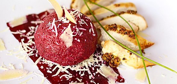 Салат из свеклы с козьим сыром и курицей