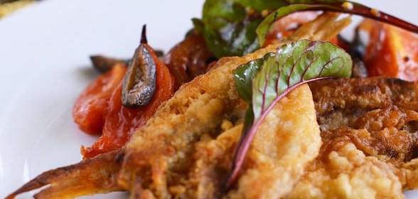 Барабулька с помидорами и маслинами