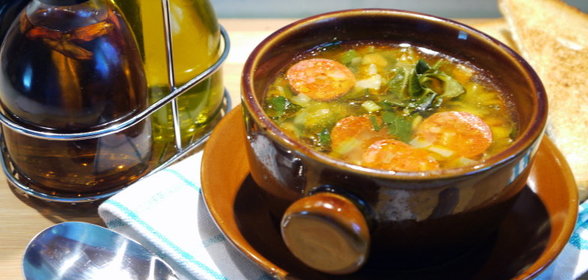 Caldo verde (Зеленый суп с чоризо)