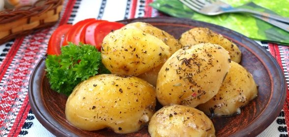 Молодой картофель тушёный со специями и сливочным маслом