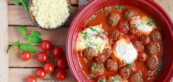 Тажин с кефта из баранины, помидорками черри и яйцами в томатном соусе