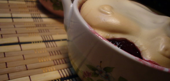 Хлебный пудинг со свежим сливовым джемом и облачком из белков