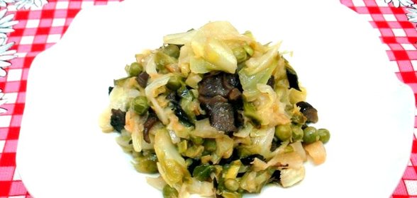 Капуста с грибами жареная
