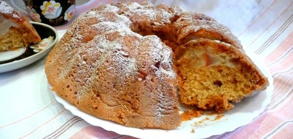 Шарлотка с грушей