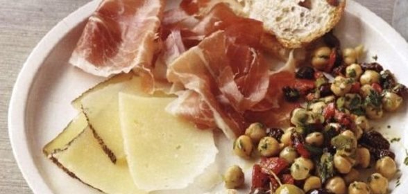 Закуска из сырной и ветчинной нарезки