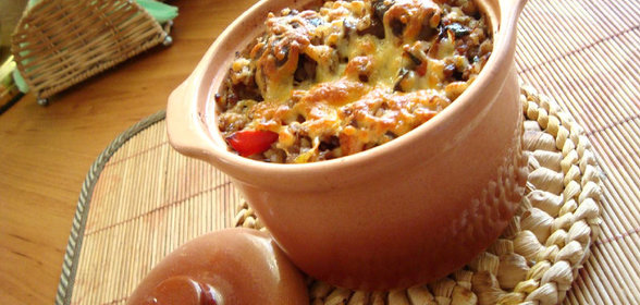 Гречневая каша из горшка с овощами и грибами под сыром