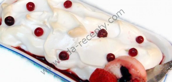 Ягоды с меренгами