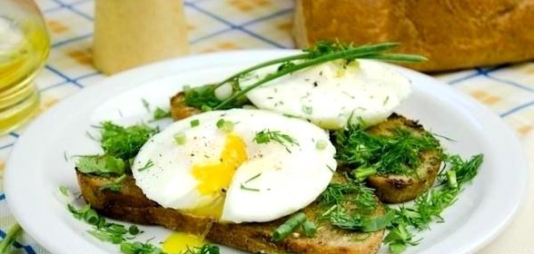 Яйца-пашот с тостами