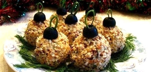 Закуска из курицы с чесноком, майонезом и грецкими орехами «Елочные шары»