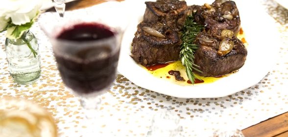 Стейки с жареным луком-шалот по рецепту Тиффани Тиссен